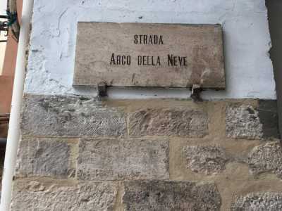 Non � possibile sbagliarsi perch� all�interno, sulla parete di sinistra, � posta una targa in pietra con su scritto a caratteri cubitali: �Strada Arco della Neve�